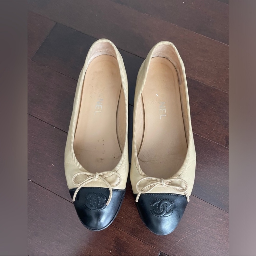 CHANEL Two-Tone Beige and Black Flats